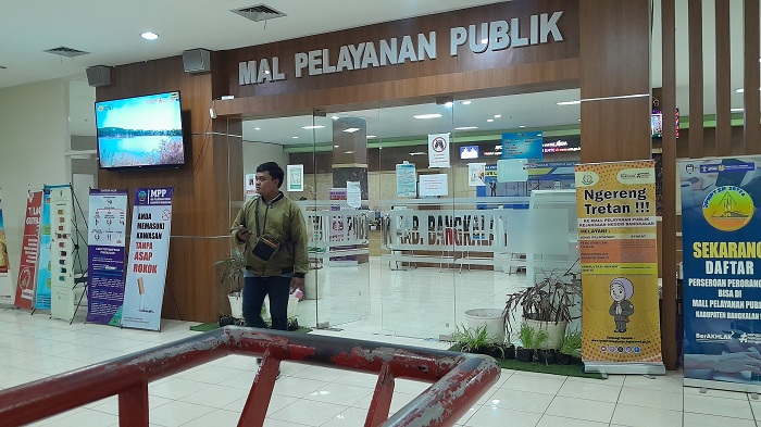 LENGANG: Warga mengakses layanan publik di MPP Bangkalan, Senin (16/6). (KHOLIL RAMLI/JPRM)