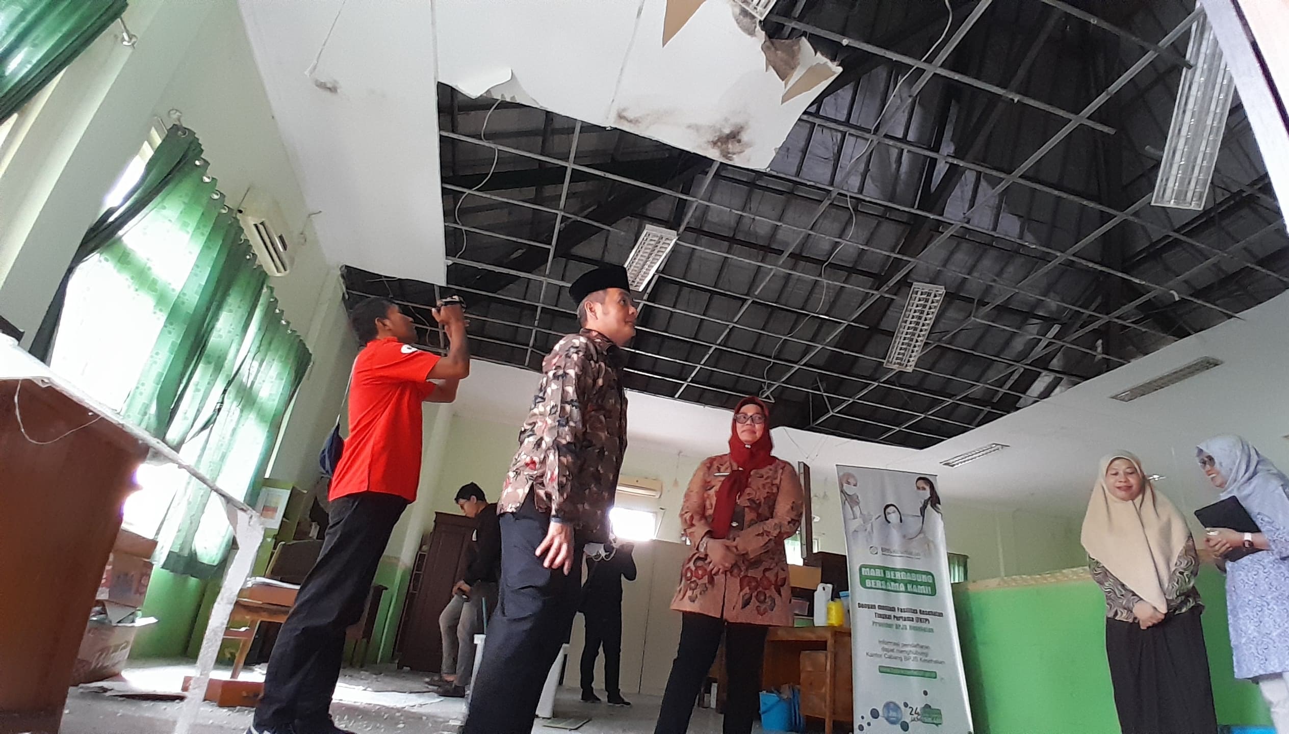 RUSAK BERAT: Wakil Bupati Bangkalan Moch. Fauzan Ja&rsquo;far meninjau ruangan bidang yankes, Jumat (20/6). (KHOLIL RAMLI/JPRM)