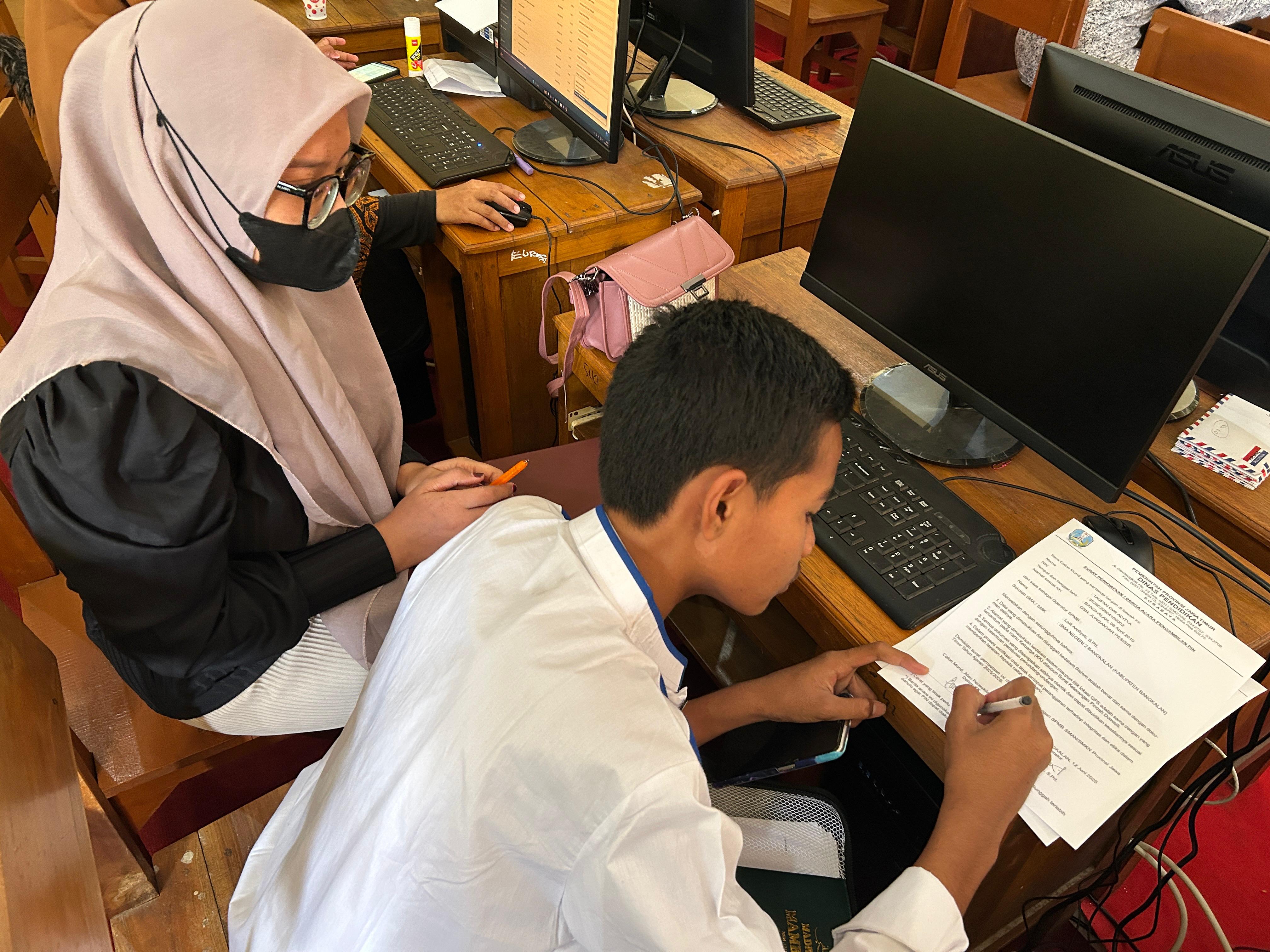GENERASI EMAS: Calon peserta SPMB SMA/SMK Negeri Bangkalan mengisi data saat mengambil PIN di SMA Negeri 2 Bangkalan, Jumat (13/6). (VIVIN AGUSTIN HARTONO/JPRM)