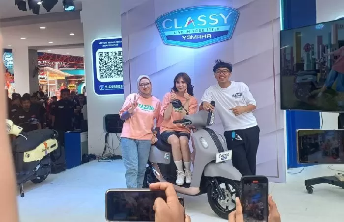 Yamaha memanfaatkan ajang Jakarta Fair Kemayoran menghadirkan penyegaran warna salah satu line up skuter matik yaitu Fazzio Hybrid.