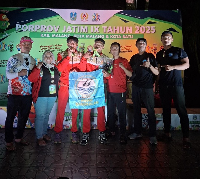 MEMBANGGAKAN: Kontingen dayung Bangkalan menunjukkan medali emas yang berhasil diperoleh di Porprov IX Jawa Timur 2025, Jumat (20/6). (DAYUNG BANGKALAN UNTUK JPRM)
