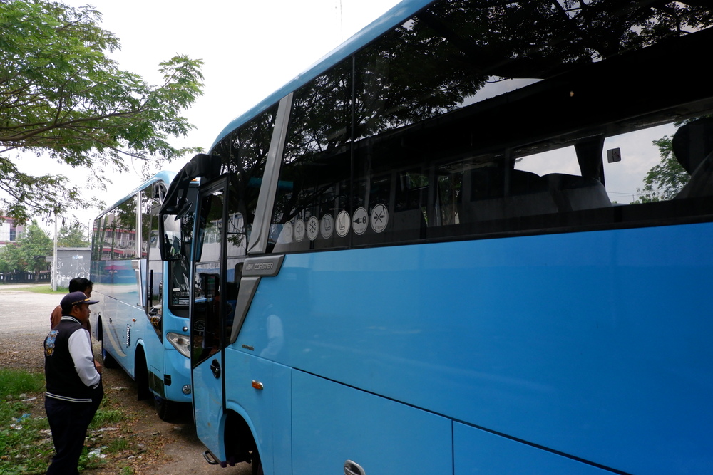 TIDAK BEROPERASI: Pegawai dishub memeriksa kondisi bus Trans Bangkalan di kantornya kemarin.