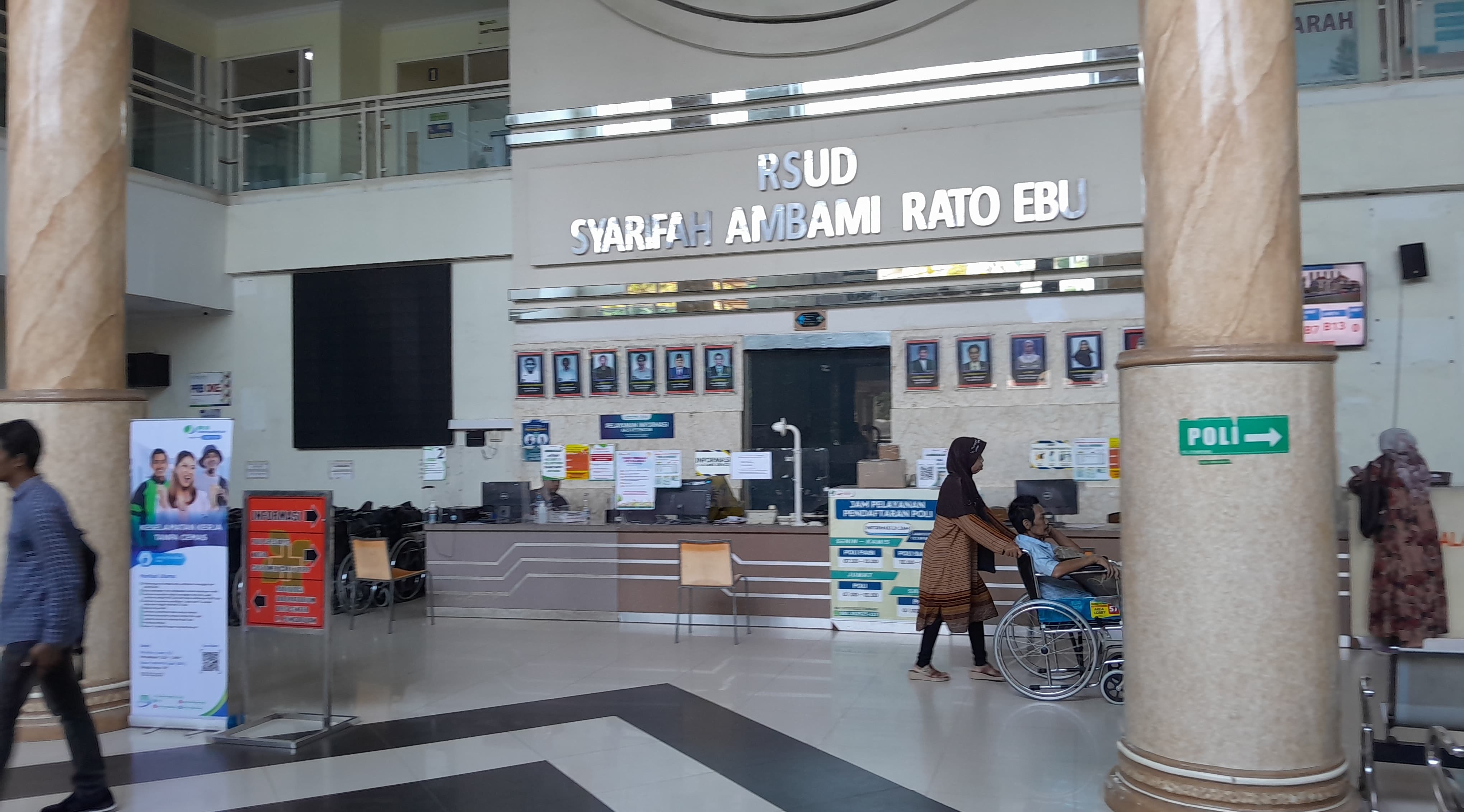 LAYANAN KESEHATAN: Warga mengakses layanan kesehatan di RSUD Syarifah Ambami Rato Ebu, Senin (23/6). (M. KHOLIL RAMLI/JPRM)