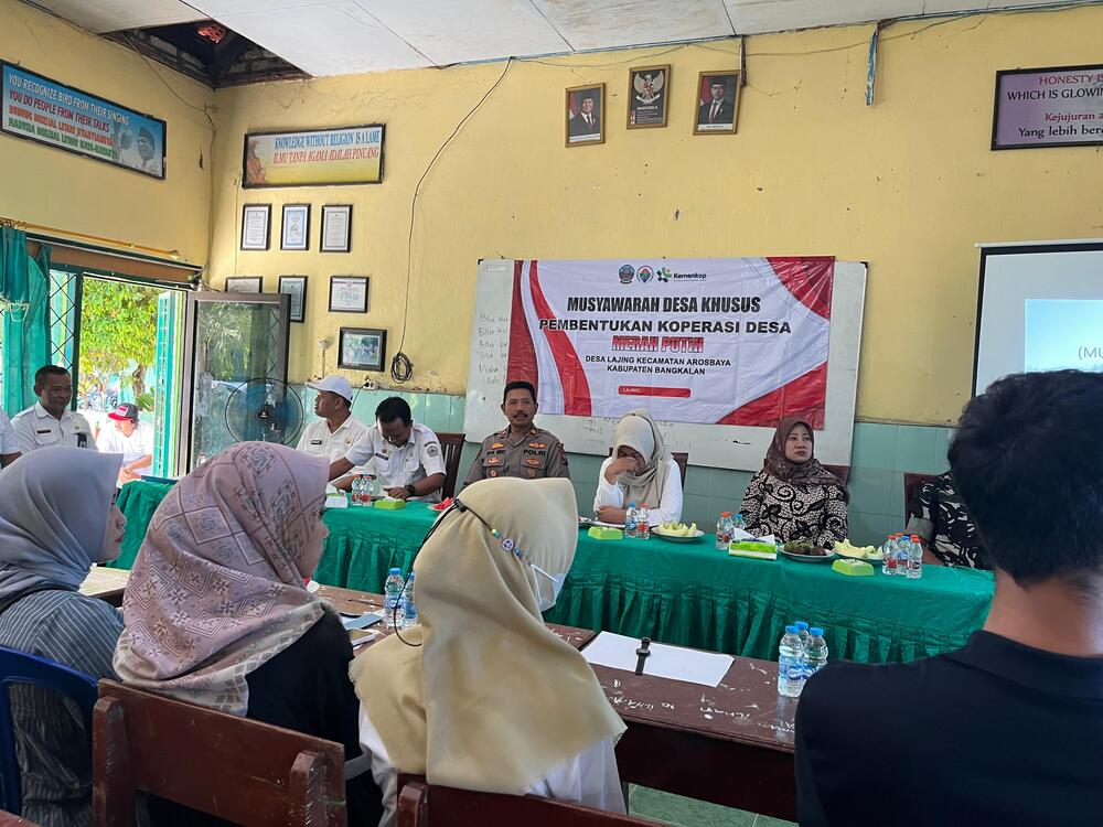 FORUM TERBUKA: Forkopimcam Arosbaya beserta perwakilan DPMD dan Diskop Umdag Bangkalan membentuk Kopdes Merah Putih di Desa Lanjing, Kecamatan Arosbaya, Rabu (14/5).