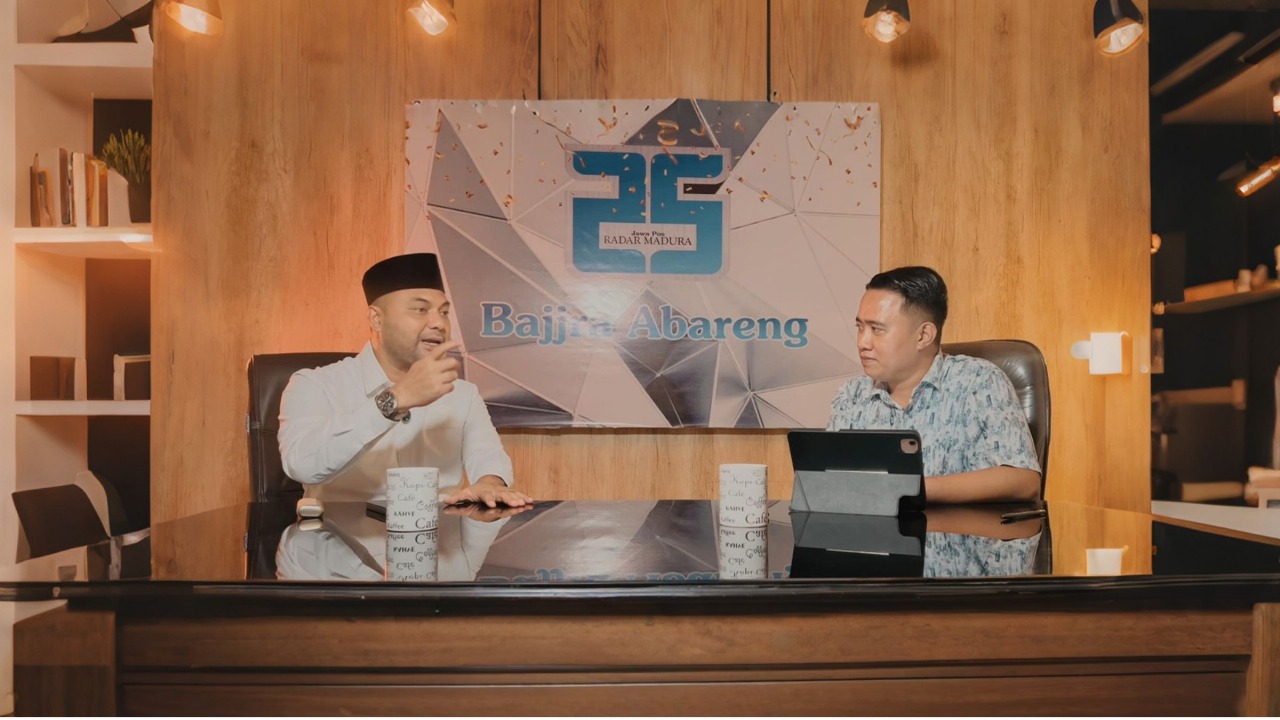 BERWAWASAN LUAS: Ketua Komisi D DPRD Jatim Abdul Halim berdialog dengan Redaktur JPRM Jupri dalam program Sapa Legislatif di studio Radar Madura TV, Sabtu (31/5). (ABDUL BASRI/JPRM)