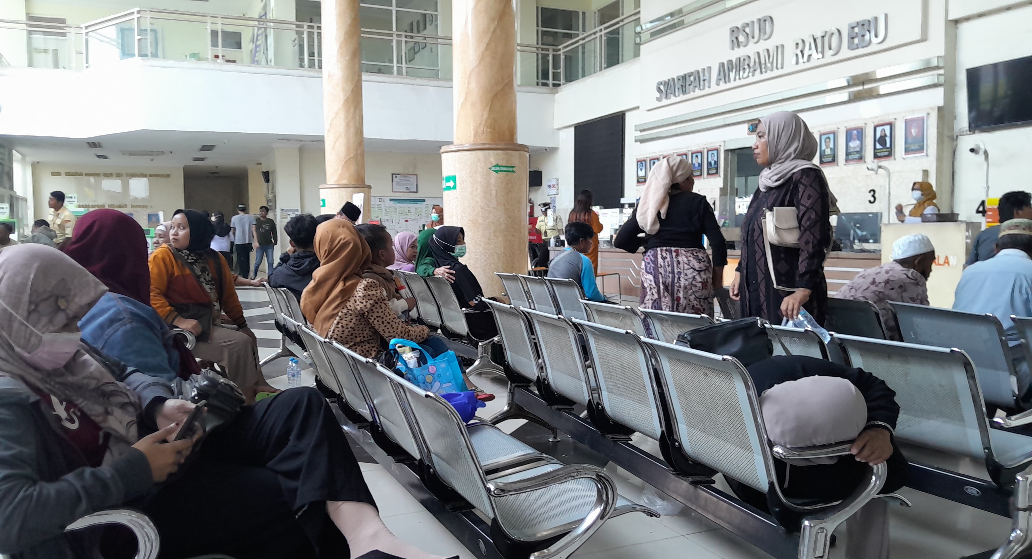 FASKES: Warga mengakses layanan kesehatan di RSUD Syarifah Ambami Rato Ebu Rabu (25/6). (M. KHOLIL RAMLI/JPRM)