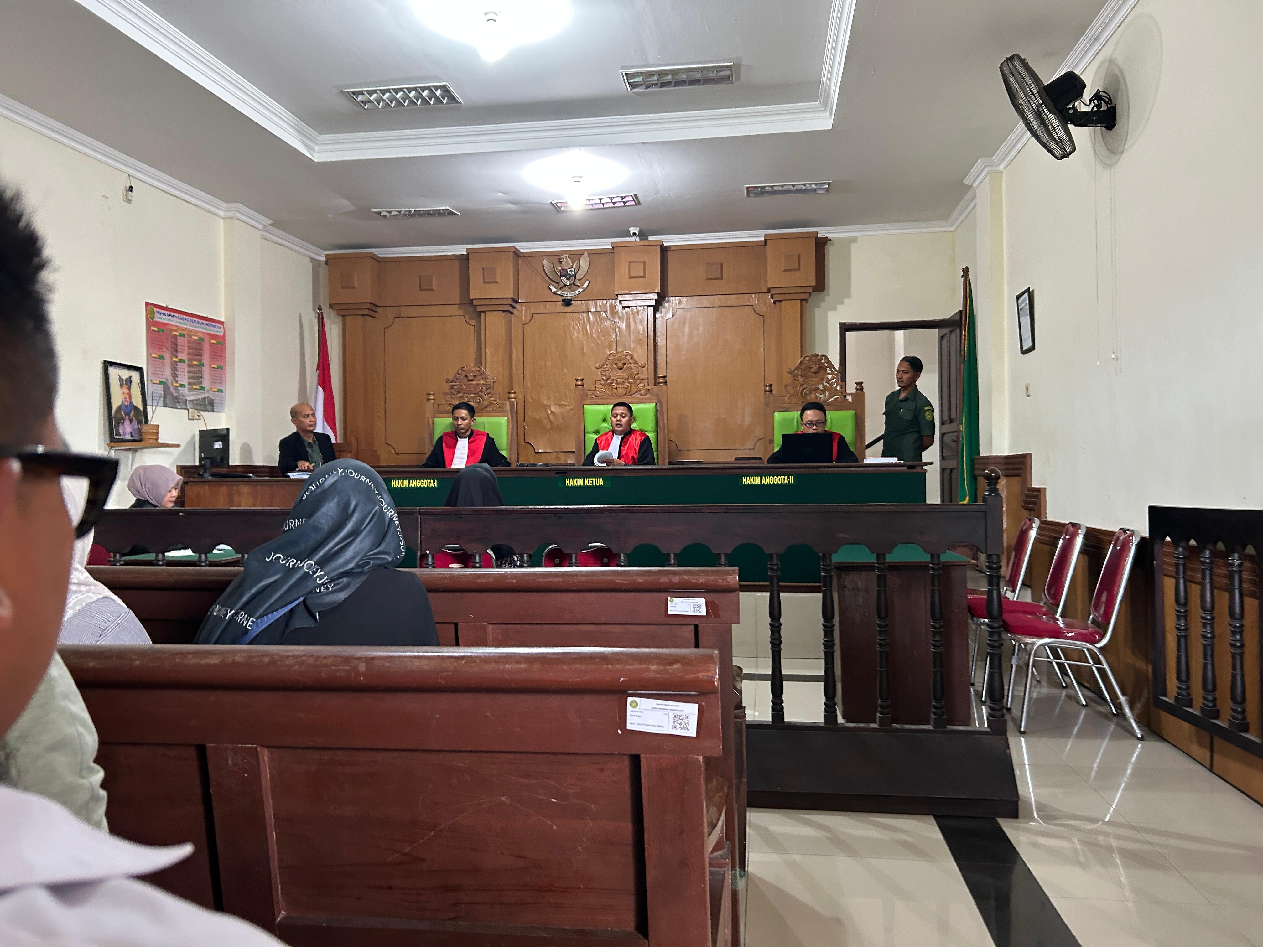 PEMBUKTIAN: Majelis hakim PN Bangkalan saat memimpin jalannya sidang lanjutan kasus dugaan pencurian perhiasan yang melibatkan oknum anggota Bhayangkari Cabang Bangkalan,&nbsp;Kamis (25/6). (VIVIN/JPRM)