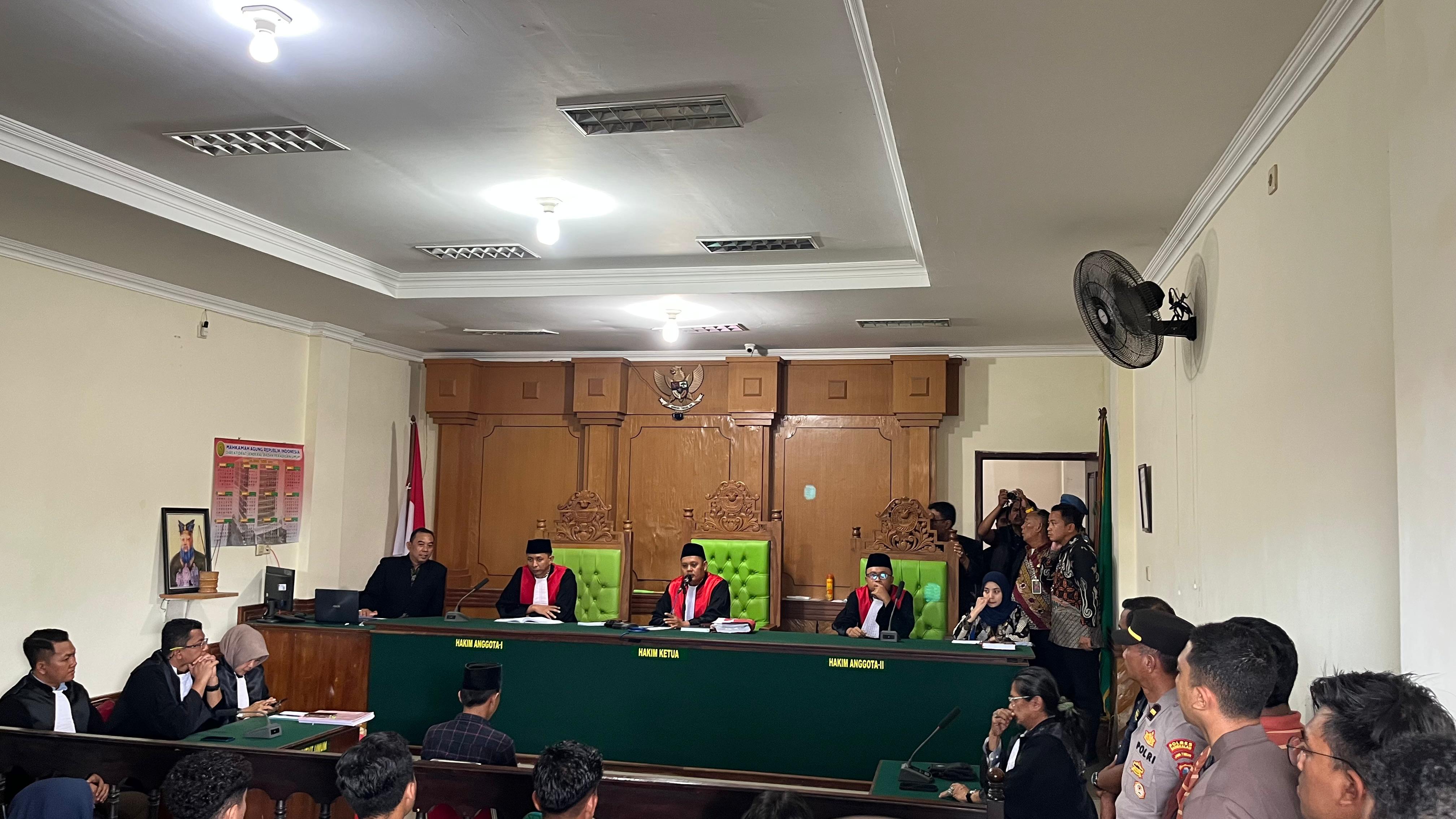 DIADILI: Majelis Hakim PN Bangkalan memimpin sidang putusan perkara tindak pidana pembunuhan dengan terdakwa Moh. Maulidi Al Izhaq, Kamis (22/5). (ZEINAL ABIDIN/JPRM)