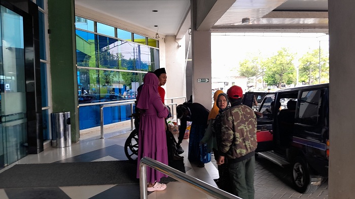 FASKES: Warga berada di pintu masuk layanan kesehatan RSUD Syamrabu. (M. KHOLIL RAMLI/JPRM)