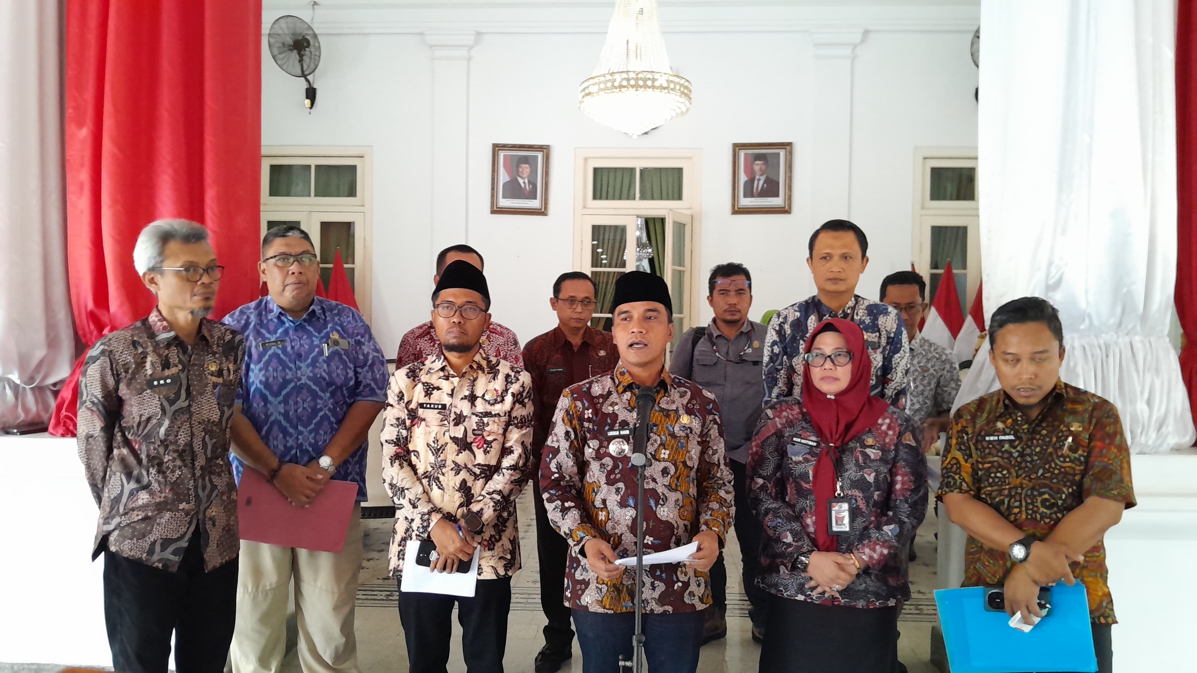 KOMITMEN: Bupati Bangkalan Lukman Hakim menyampaikan keterangan resmi pelaksanaan Anggaran Pendapatan dan Belanja Daerah (APBD) 2025 di Pendopo Agung. (KHOLIL RAMLI/JPRM)