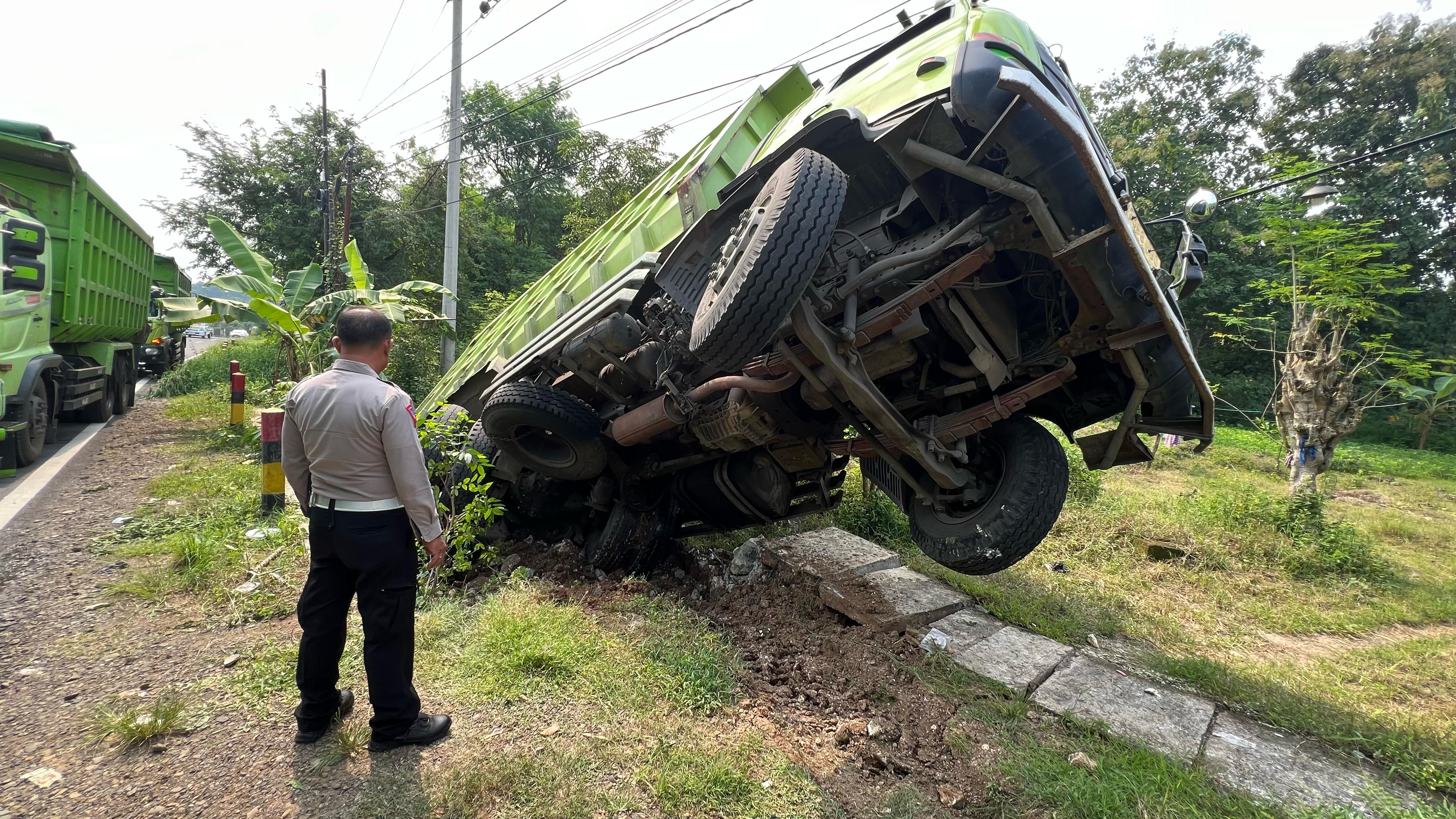 LAKA: Anggota Satlantas Bangkalan melakukan olah TKP laka beruntun di Jalan Raya Lombang Dajah, Bangkalan, Sabtu (19/4). (SATLANTAS BANGKALAN UNTUK JPRM)