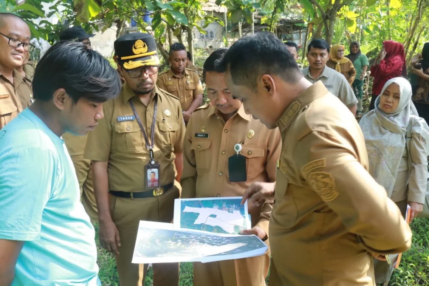 TURUN LANGSUNG: Bupati Bangkalan Lukman Hakim meninjau lokasi pembangunan gedung Sekolah Rakyat di Desa Katol Barat, Kecamatan Geger, Selasa (29/4). (HUMAS PEMKAB BANGKALAN untuk JPRM)