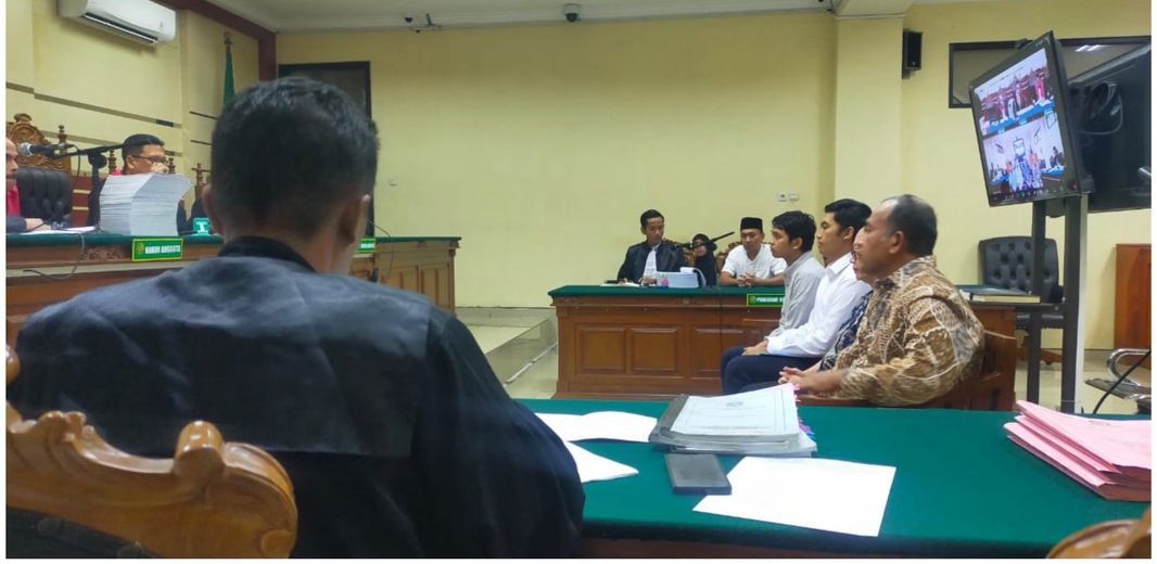 HUKUM: Saksi kasus tipikor pokmas Desa Banjarbillah, Kecamatan Tambelangan, Sampang, mengikuti sidang di Pengadilan Tipikor Surabaya, Selasa (10/6). (ISTIMEWA)