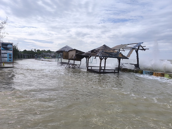 TINGGI: Ombak menerjang fasilitas wisata di Pantai Jumiang, Pamekasan, Kamis (26/6). (AYU LATIFAH/JPRM)