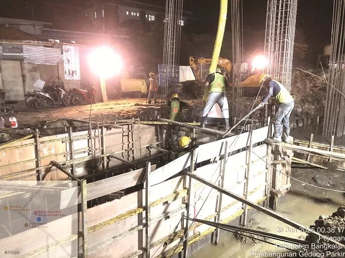 Pekerja gedung perawatan lima lantai RSUD Syamrabu tengah bekerja, Sabtu (28/6) malam.