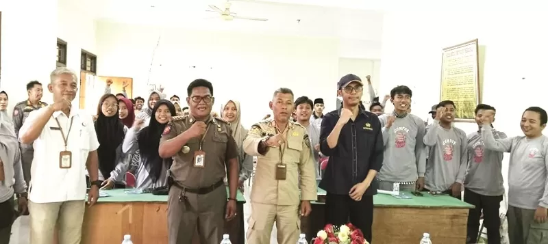 GEMPUR ROKOK ILEGAL: Kasatpol PP Bangkalan Muawi Arief dan Kabid Perundang-undangan Supardi berfoto bersama narasumber dan peserta soisalisasi di Kecamatan Burneh, Rabu (4/6).