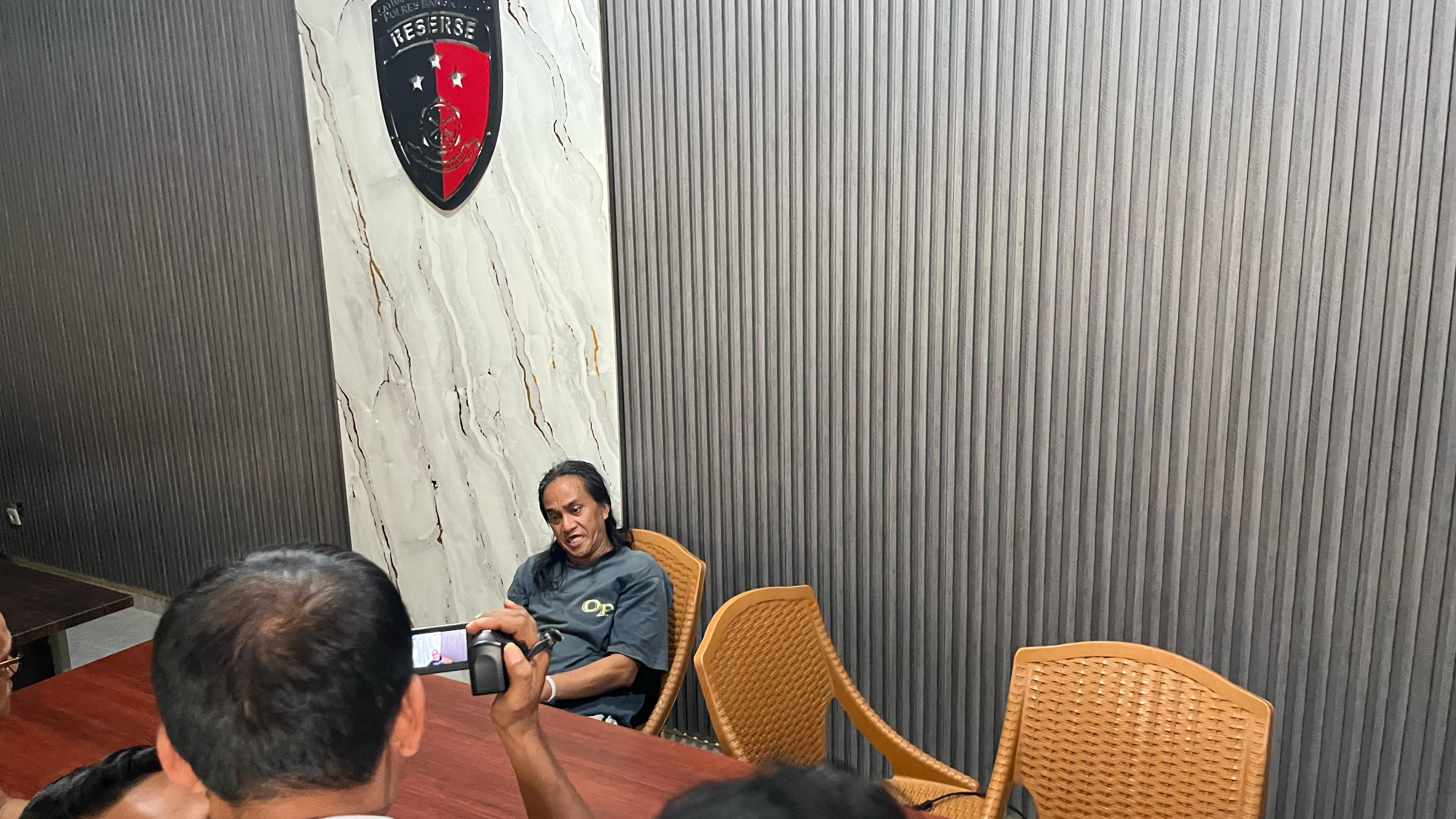 AKUI KESALAHAN: Abdul Rozak, tersangka kasus pembunuhan dua sejoli di Perumahan Griya Anugerah Bangkalan saat diperiksa di ruangan penyidik satreskrim, Rabu (23/4). (ZEINAL ABIDIN/JPRM)