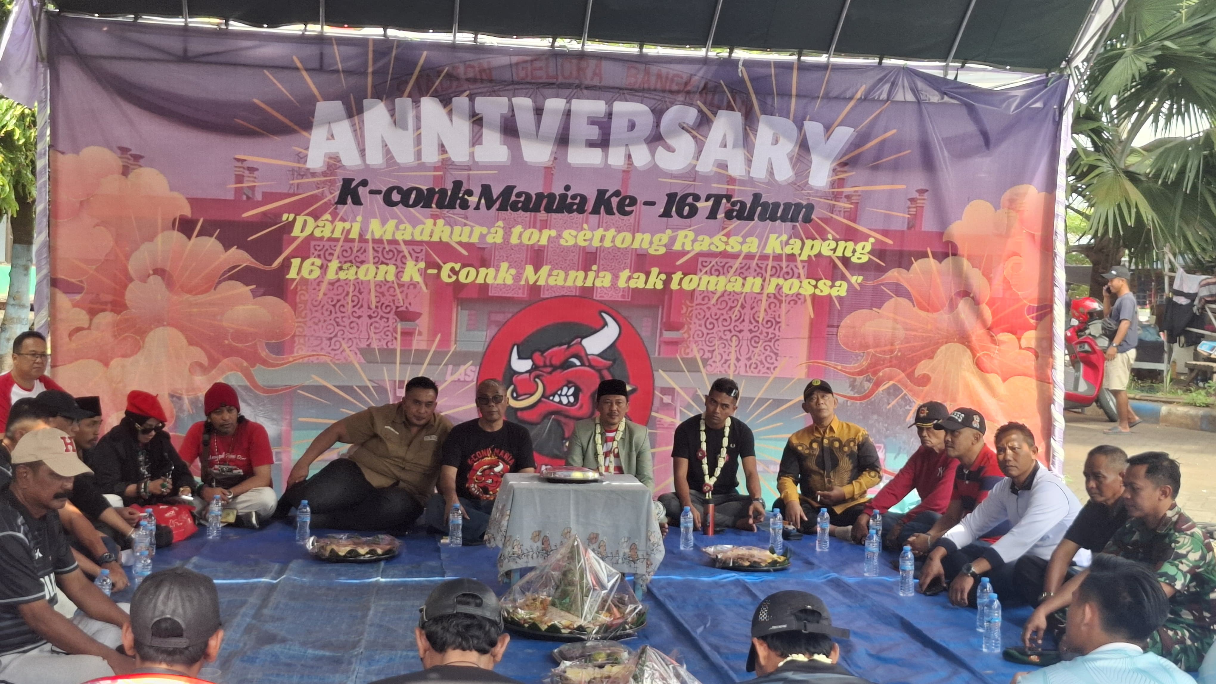 SOLID: Suporter K-Conk Mania saat merayakan anniversary ke-16, di Depan Stadion Gelora Bangkalan (SGB) kemarin. (KACONK MANIA UNTUK JPRM)