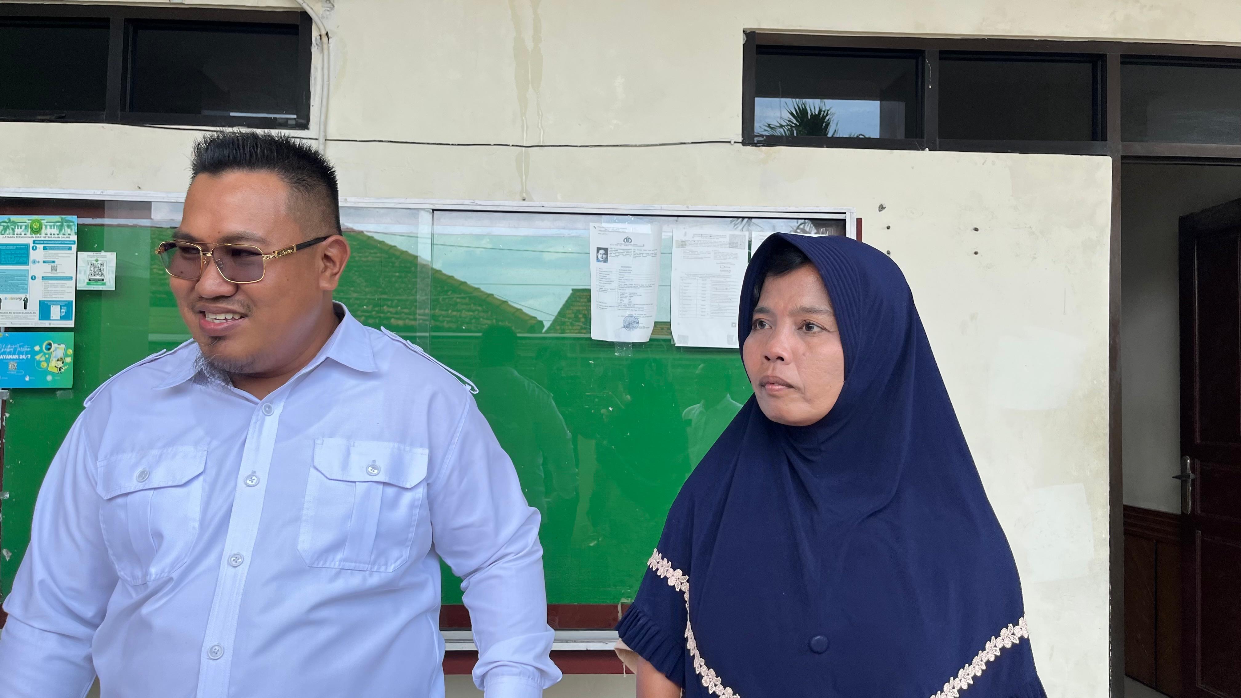 KORBAN PENIPUAN: Korban Sumini didampingi kuasa hukumnya usai mengikuti sidang di Pengadilan Negeri (PN) Bangkalan, Senin (2/6). (ZEINAL ABIDIN/JPRM)