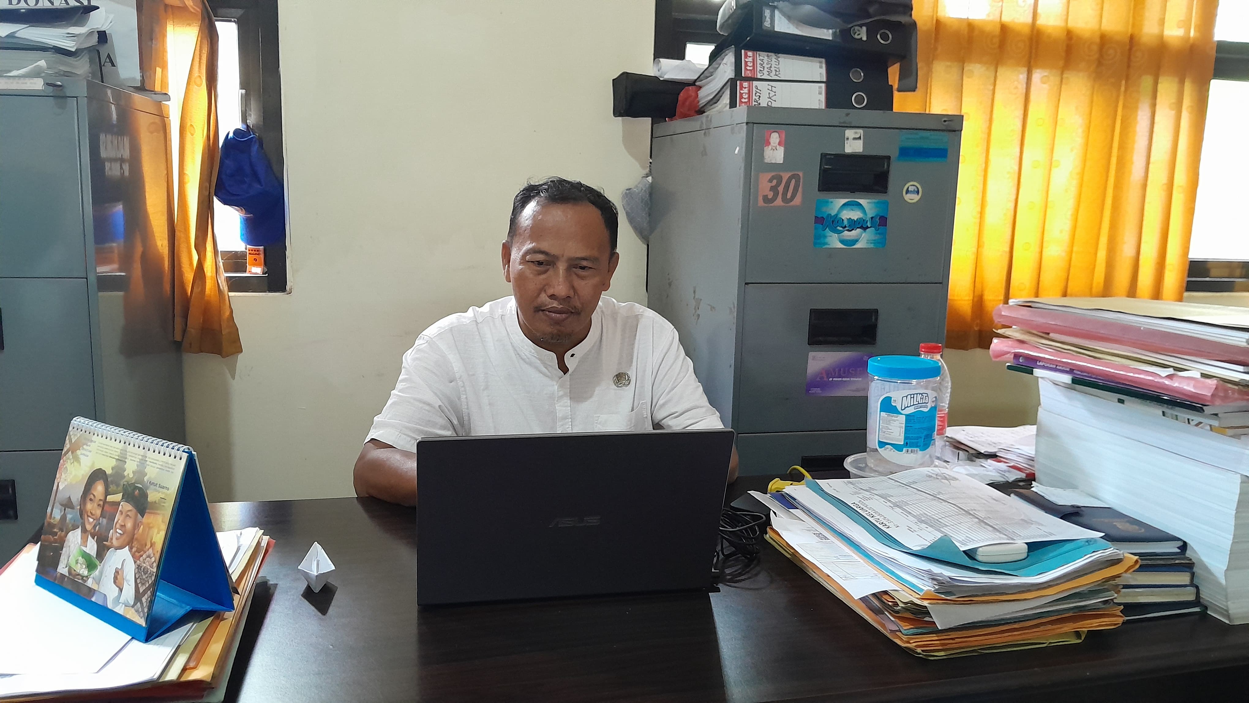 CEK DATA: Pekerja Sosial Ahli Muda Dinas Sosial (Dinsos) Bangkalan Sukardi mengecek data PBI JK Bangkalan, Selasa (30/6).
