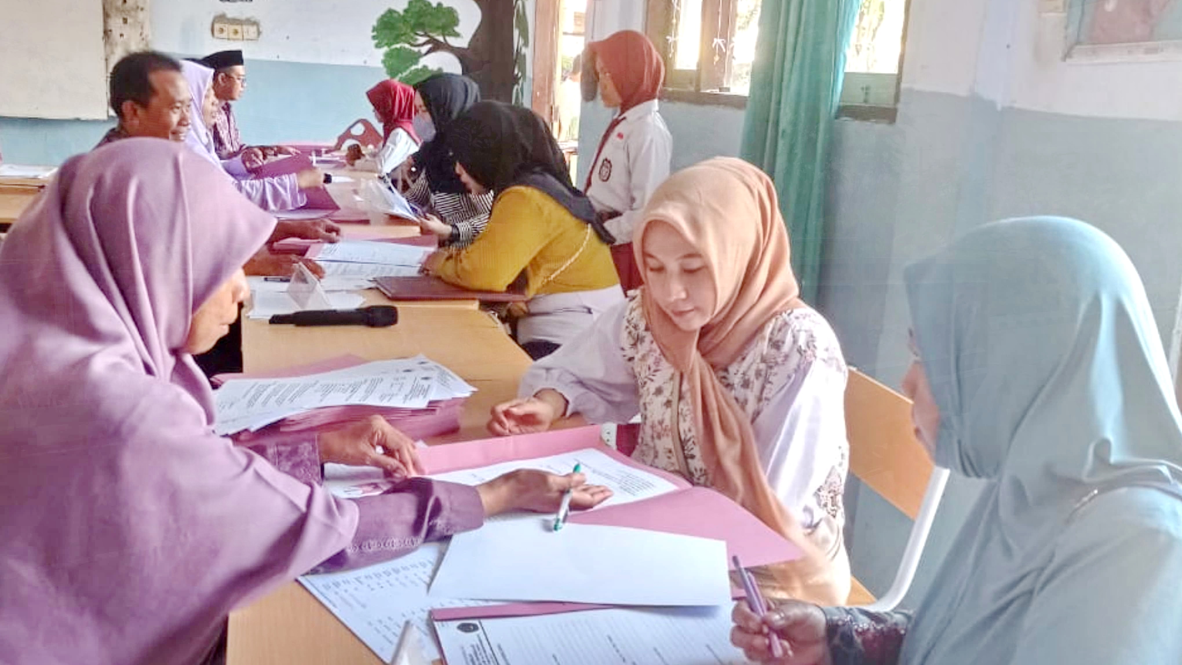 REGISTRASI: Sejumlah siswa baru melakukan pendaftaran ulang SPMB SMP Negeri 2 Bangkalan, Kamis (26/6). (SMP NEGERI 2 BANGKALAN UNTUK JPRM)