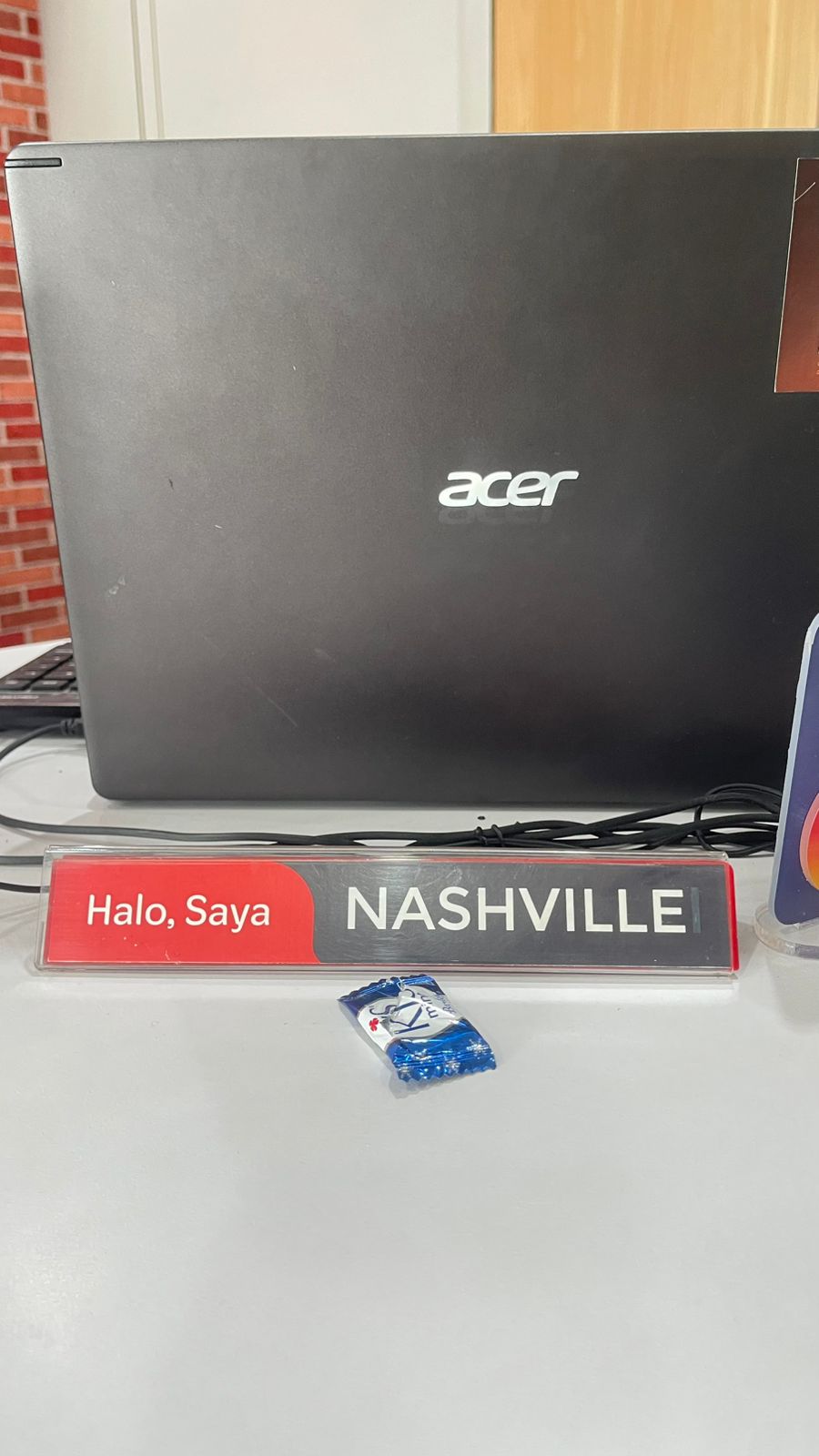 Petugas GraPari bernama Nasville saat melayani pelanggan