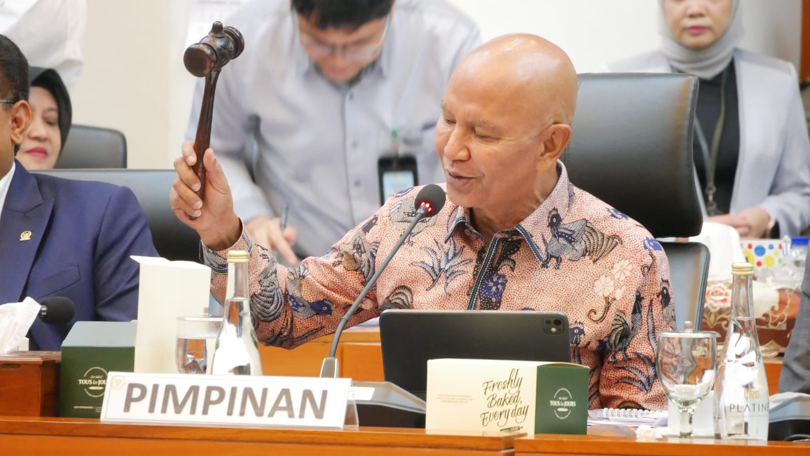 MEMIMPIN RAPAT: MH Said Abdullah bertindak sebagai pimpinan dalam suatu rapat.