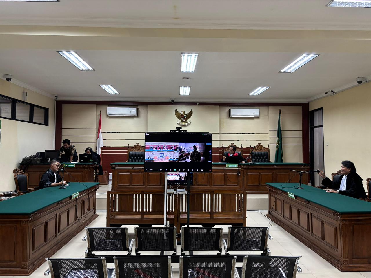 DISIDANGKAN: Zamahsyari mengikuti sidang putusan secara daring di Pengadilan Negeri Surabaya, Jumat (13/6). (DOK JPRM)