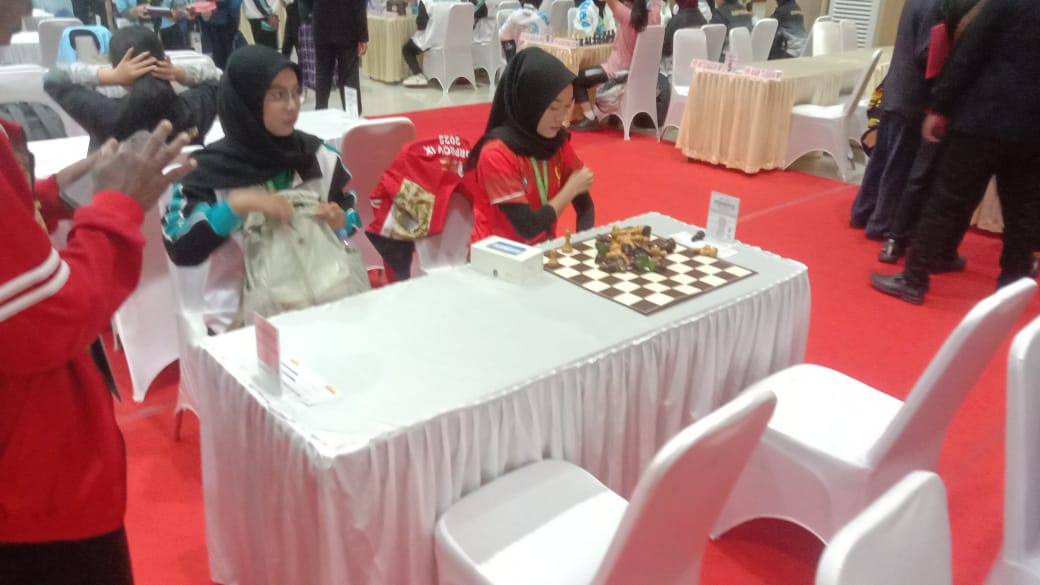 BUTUH KONSENTRASI: Dhea Safitri bersiap untuk bertanding di partai final melawan atlet Kota Kediri, Senin (30/6). (KONI BANGKALAN UNTUK JPRM)
