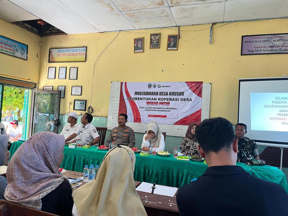 RESMI DIBENTUK: DPMD dan Diskop Umdag Bangkalan tengah membentuk Kopdes Merah Putih di Desa Karang Nangkah, Kecamatan Blega, Kamis (22/5).