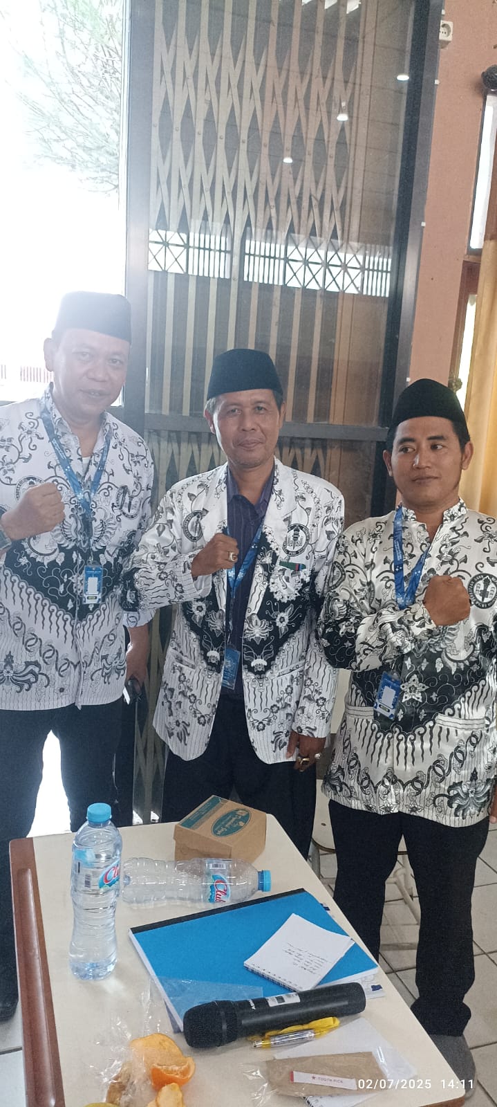 Ketua PGRI terpilih Abdul Munib (tengah0 foto bersama dengan pengurus PGRI dari Kec. Galis