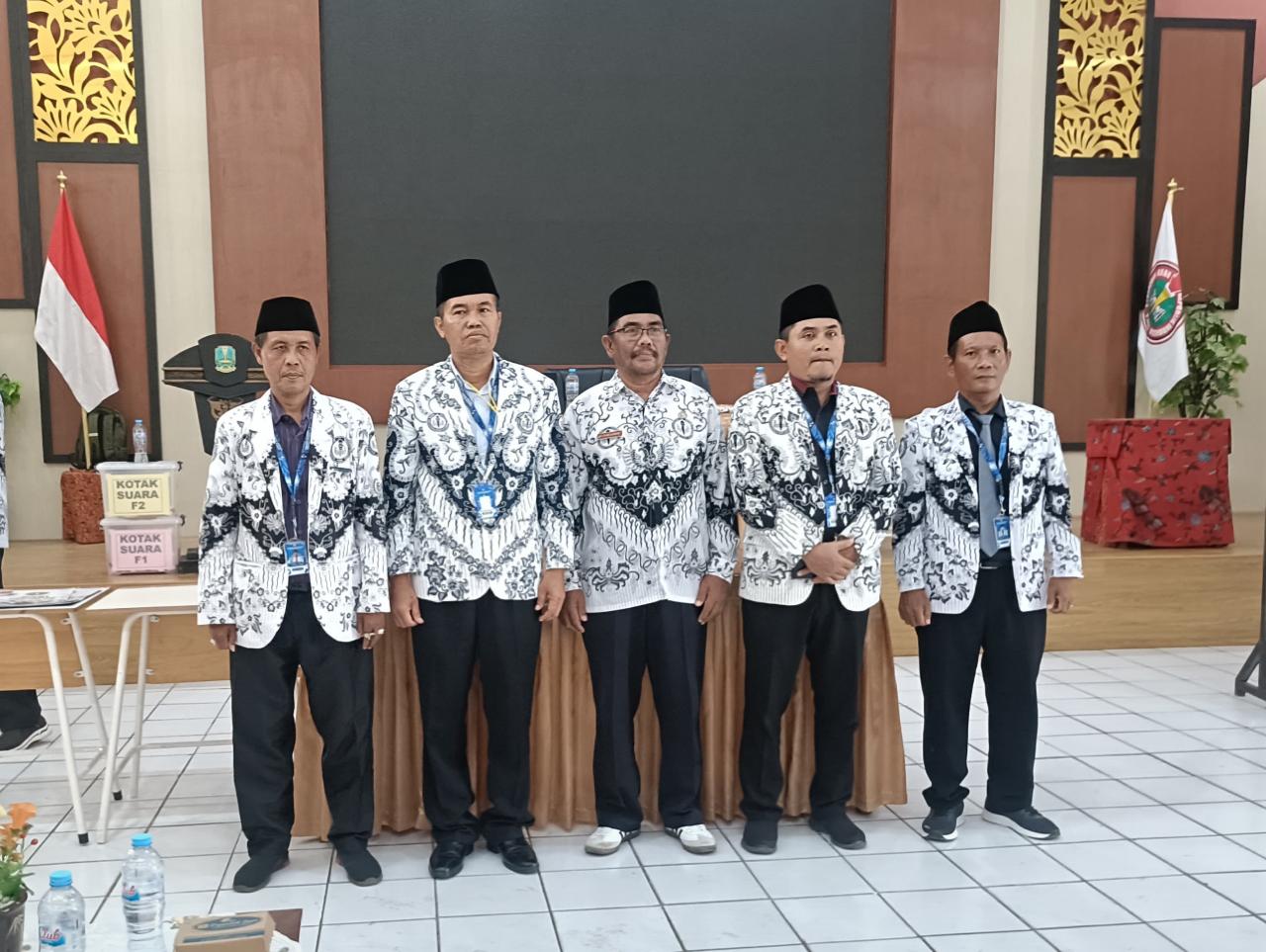 Ketua PGRI terpilih H. Abdul Munib (paling kiri) foto bersama usai pemilihan
