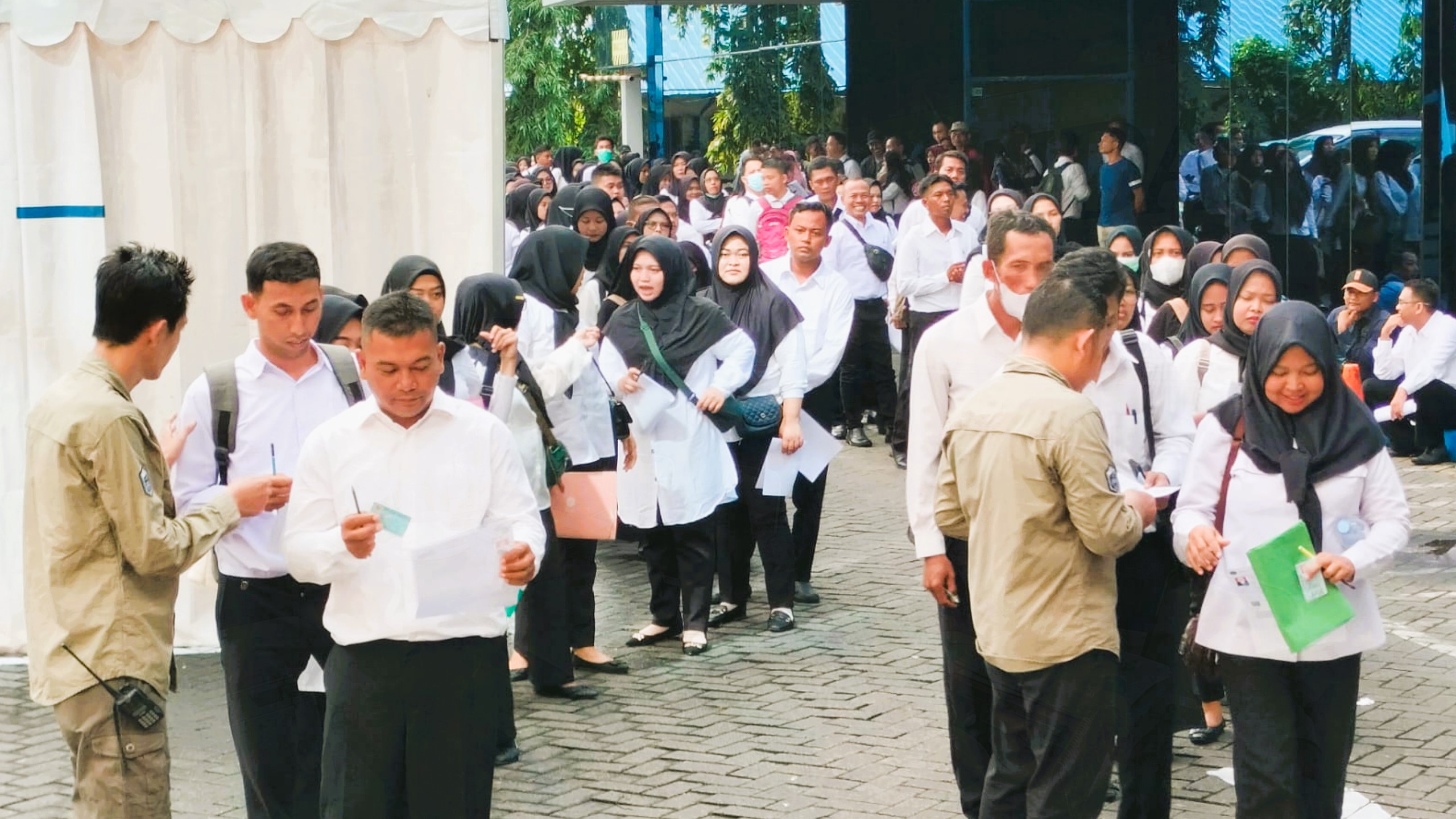 CALON ABDI NEGARA: Peserta PPPK periode dua melakukan cek identitas sebelum mengikuti tes kompetensi di Surabaya, Selasa (13/5). (BKPSDM BANGKALAN UNTUK JPRM)