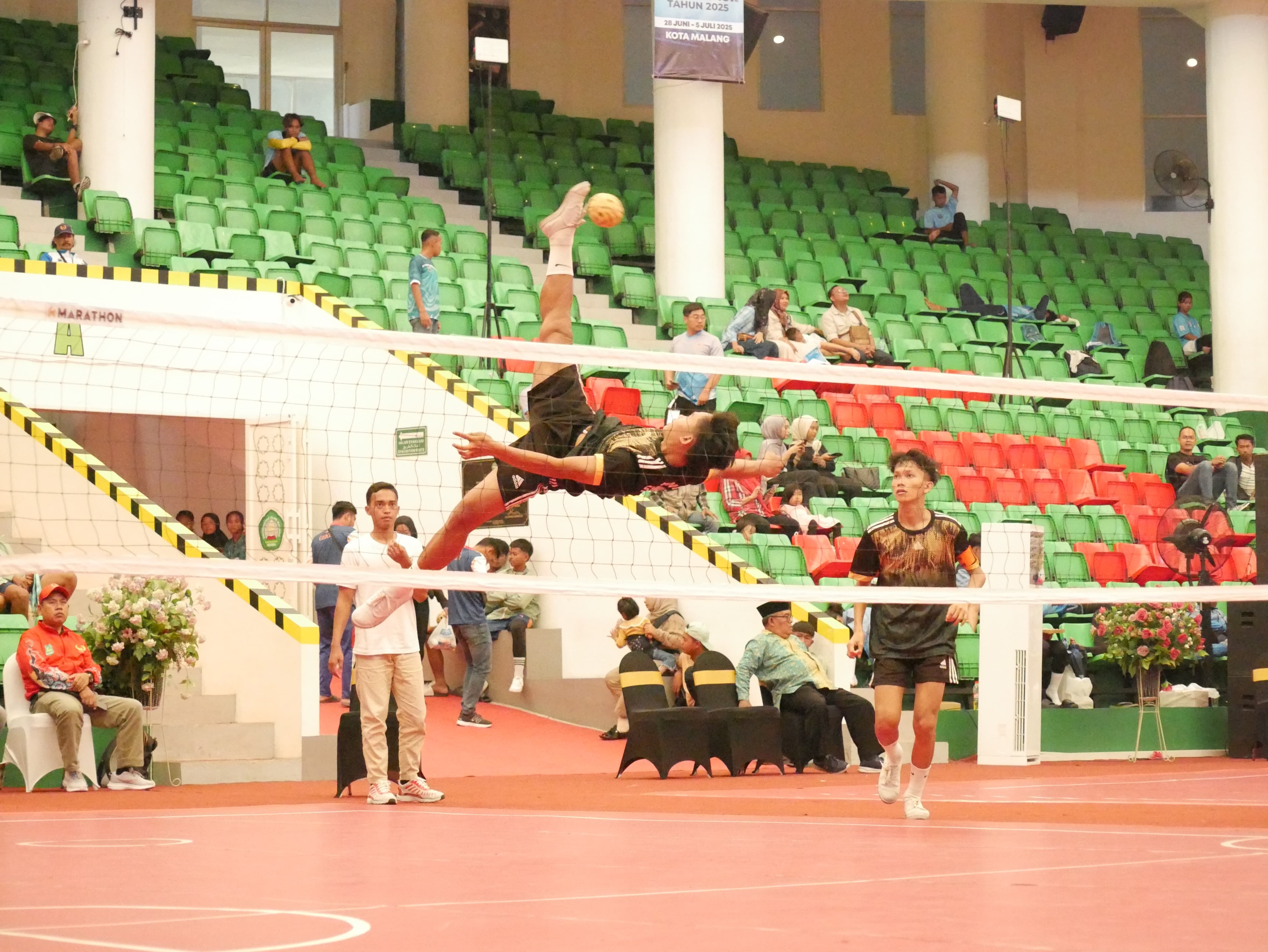 PSTI UNTUK JPRM OPTIMISTIS: Atlet takraw Sumenep menendang bola keras saat bertanding di Kota Malang, Selasa (1/7).