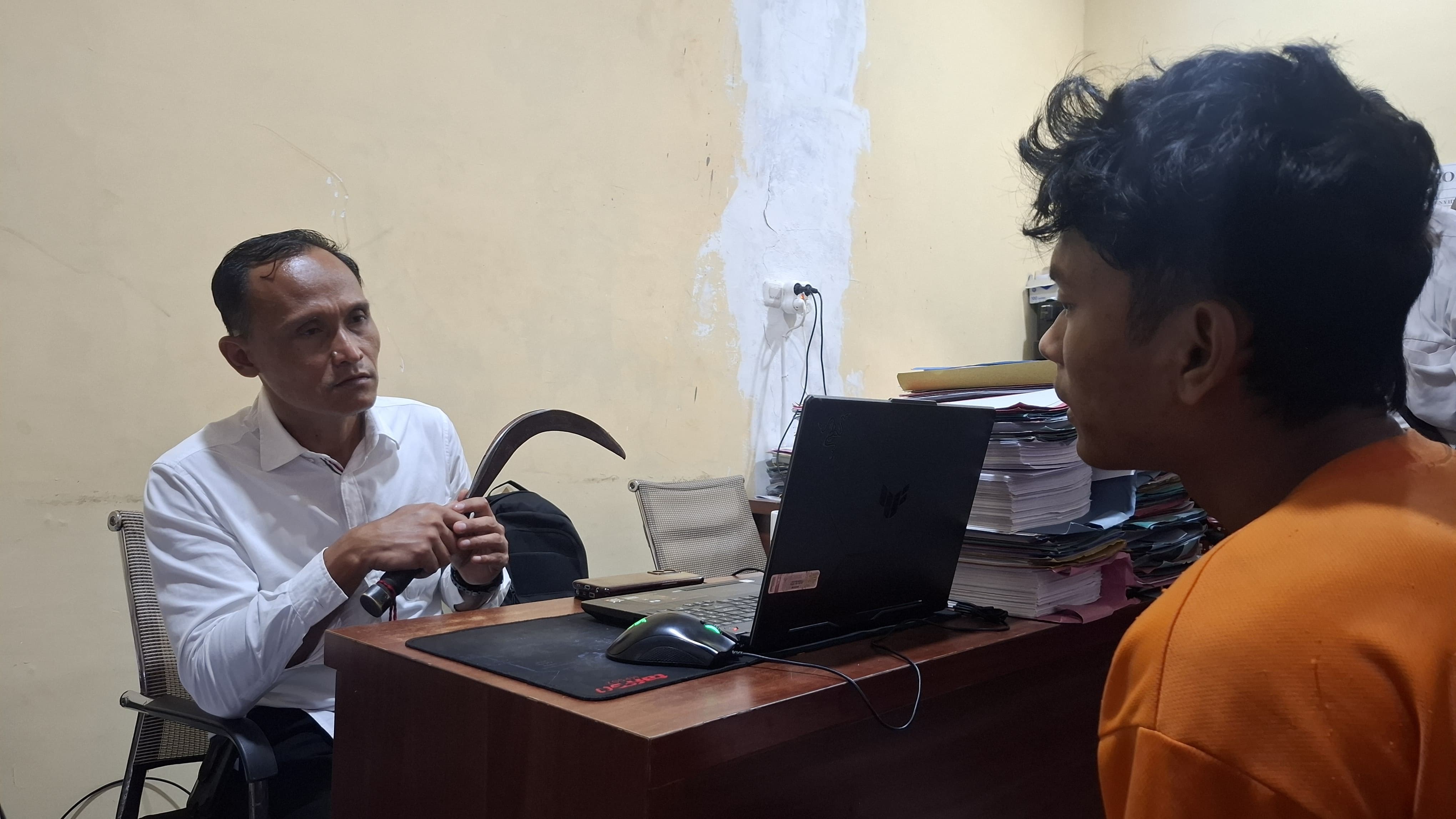 TAK BERKUTIK: Tersangka Faizal Adi Wangsa saat digiring anggota Satreskrim Polres Bangkalan, Selasa (1/7). (POLRES BANGKALAN UNTUK JPRM)