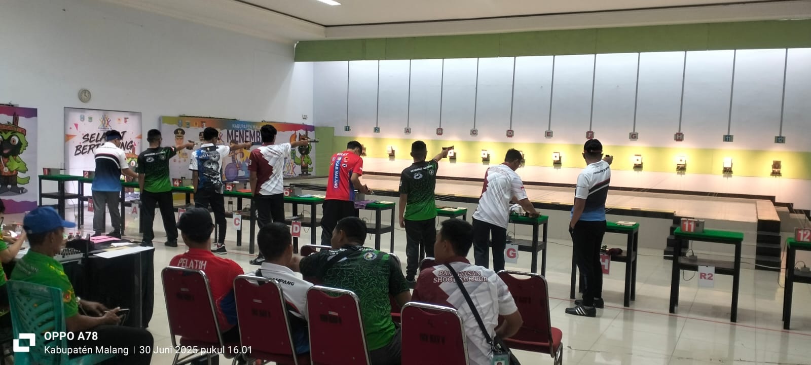 BUTUH KONSENTRASI: Atlet Perbakin Sampang (kanan-kiri) bertanding di ajang Porprov IX Jatim yang dilaksanakan di Kabupaten Malang, Selasa (1/7). (PERBAKIN UNTUK JPRM)