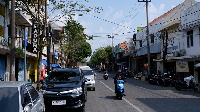 JALUR SIBUK: Jukir di Jalan Panglima Sudirman sedang berada di dekat kendaraan. (VIVIN AGUSTIN HARTONO/JPRM)