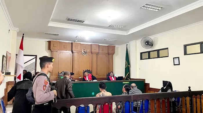SIDANG PEMBUKTIAN: Majelis Hakim Pengadilan Negeri Bangkalan menyidangkan perkara tindak pidana pencurian dengan terdakwa oknum Bhayangkari, Kamis (19/6).
