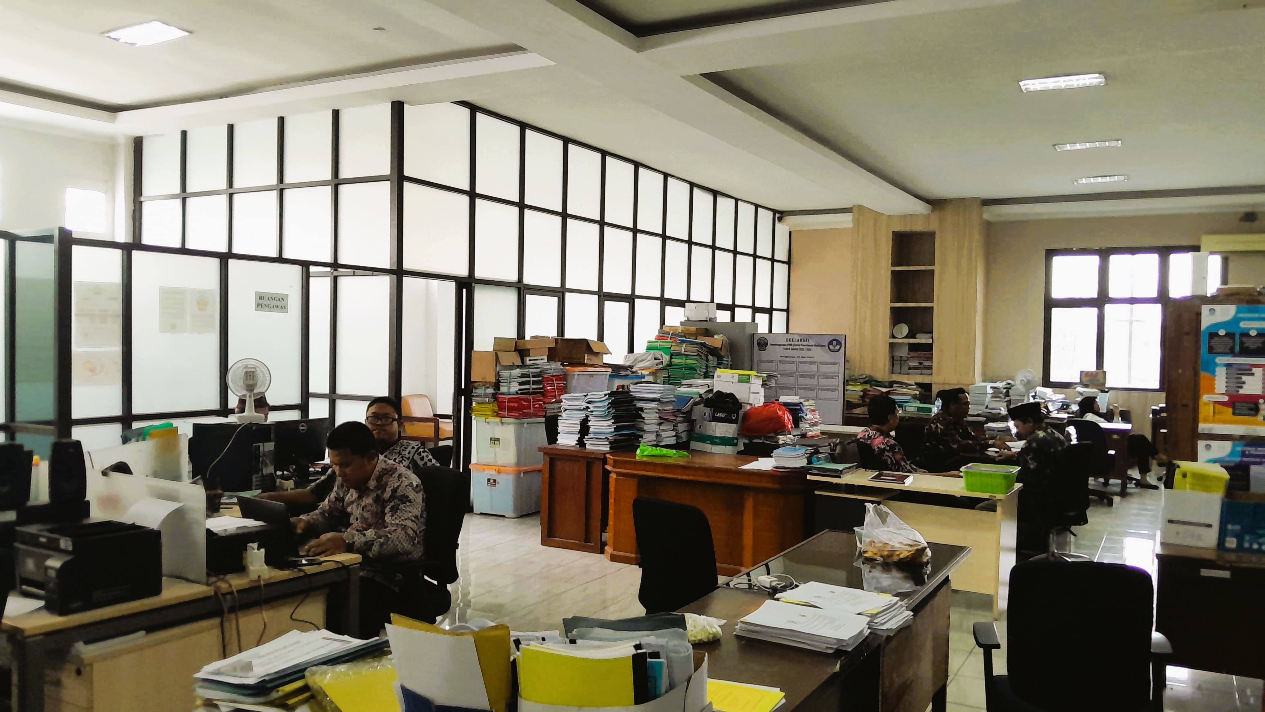 ABDI NEGARA: Pegawai bagian pembinaan SMP Dispendik Bangkalan bekerja di ruangannya. (KHOLIL RAMLI/JPRM)