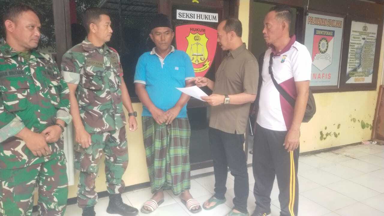 MERESAHKAN: Personel Koramil Kota Bangkalan menyerahkan Zainul Alim kepada anggota Satreskrim Polres Bangkalan, Sabtu(21/6).