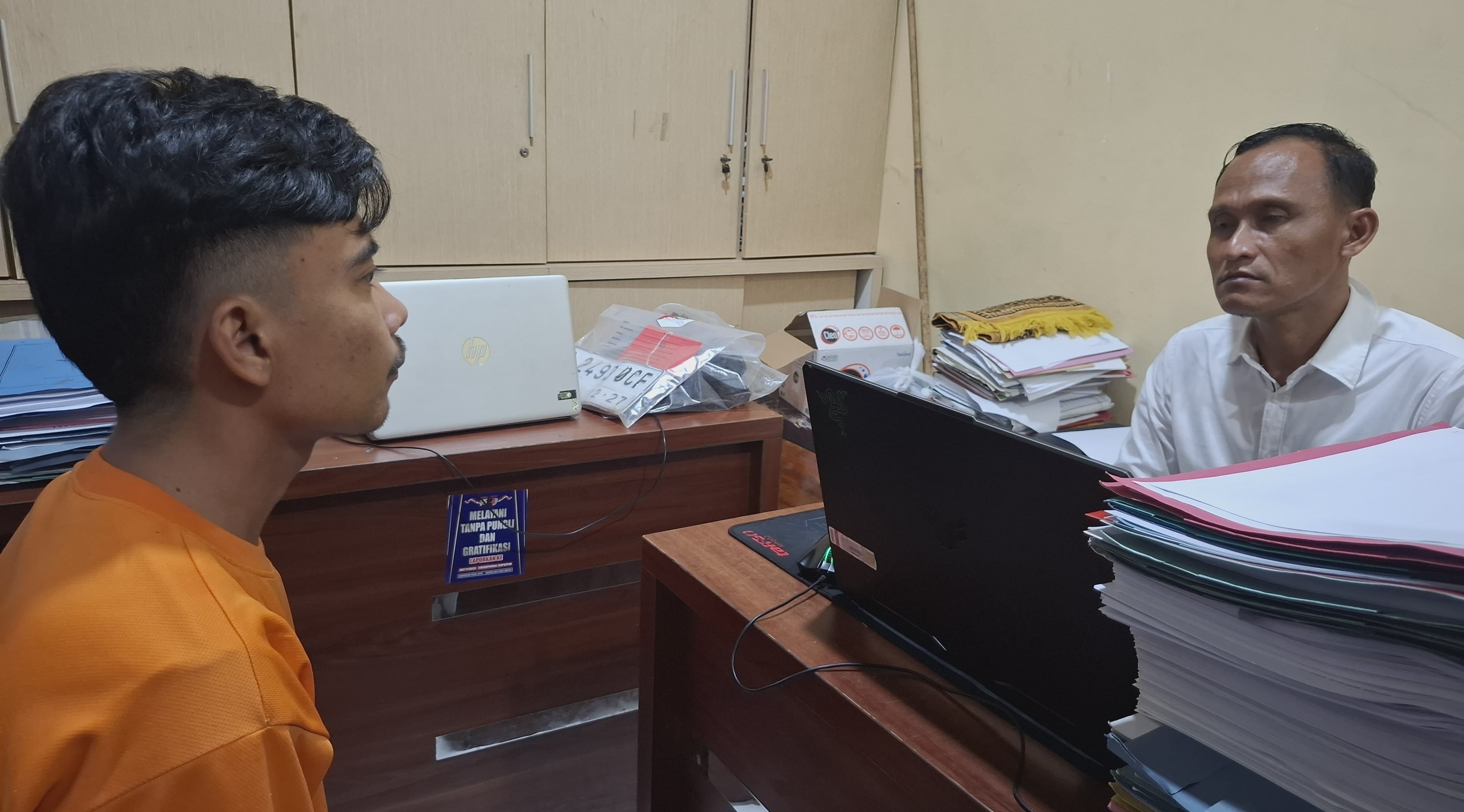 BERI KETERANGAN: Kasatreskrim Polres Bangkalan AKP Hafid Dian Maulidi saat menginterogasi RNS, Selasa (1/7). (POLRES BANGKALAN UNTUK JPRM)