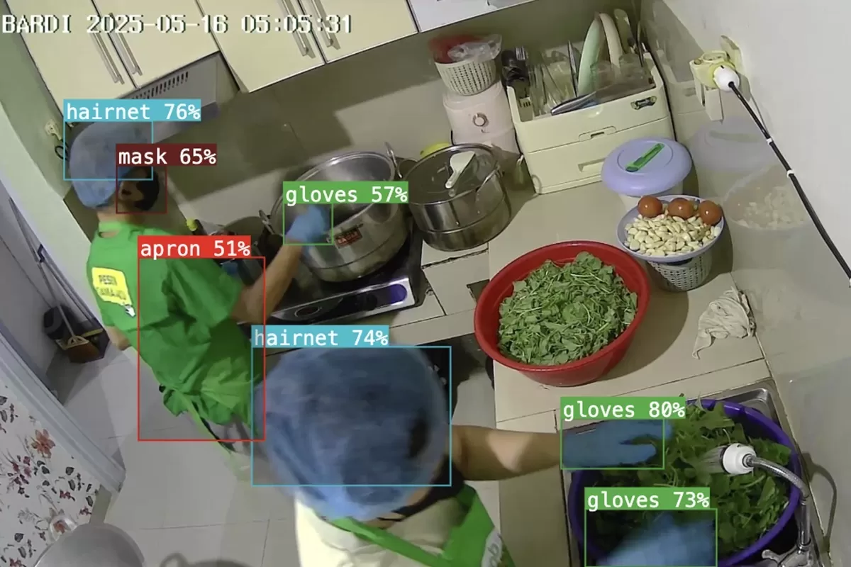 Awak dapur yang memasak MBG dipantau kamera pengawas.