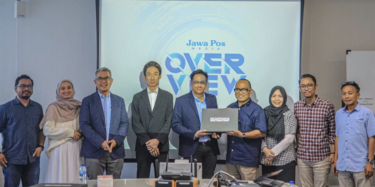 Foto bersama antara petinggi Mitsubishi Motor Krama Yudha Sales Indonesia dengan jajaran Redaksi dan Sales di Jawa Pos di Graha Pena, Jakarta, Kamis (03/07/2025).