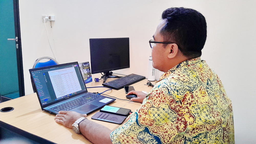 SEARCHING: Kasi SMA dan PK-PLK CabdindikJatim Wilayah BangkalanMoh. Fauzimengecekpendaftar SPMB SMA negeri di Bangkalansecara daring kemarin.