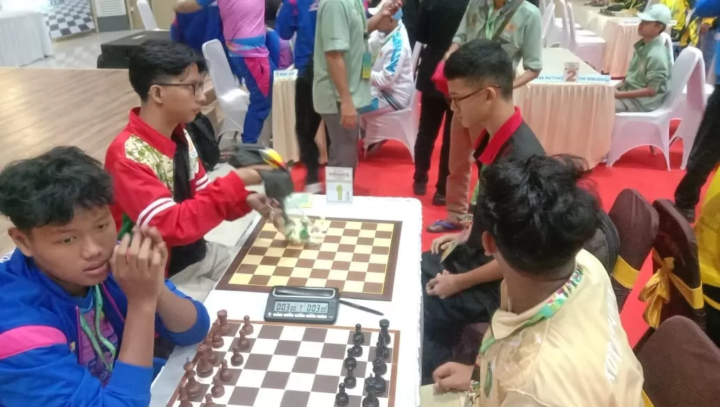 ATUR STRATEGI: Ahmad Labib Najibi (dua dari kiri) saat bertanding di Porprov IX Jawa Timur 2025, Selasa (1/7).