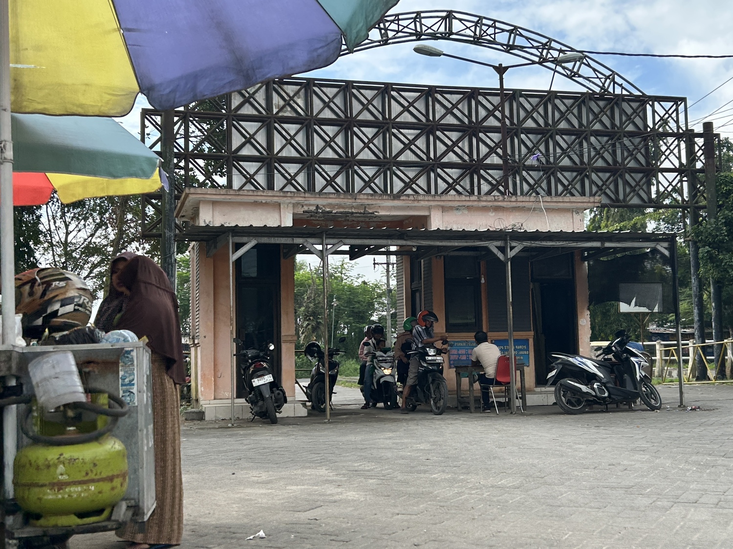 TRADISIONAL: Pengunjung Pasar KiLemahDuwurBangkalan mengantre karcis parkir kemarin.