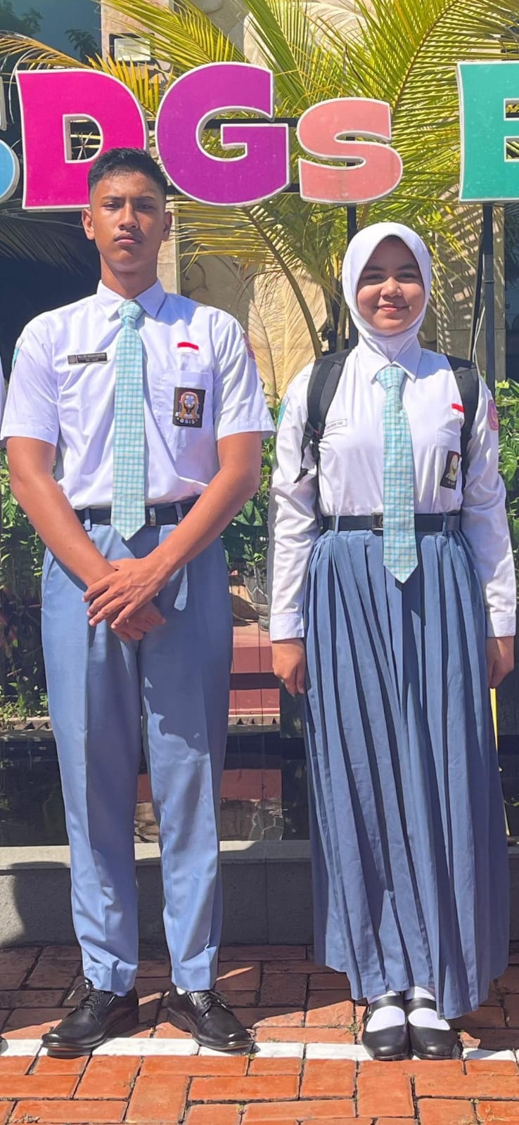 ORANG PILIHAN: Anggota Paskibraka Provinsi Jatim Ragwan Anriyani Yusuf dan Willy Dwi Anugerah Widiyatno berfoto bersama berada di Kantor Bakesbangpol Sumenep, Jumat (9/5).