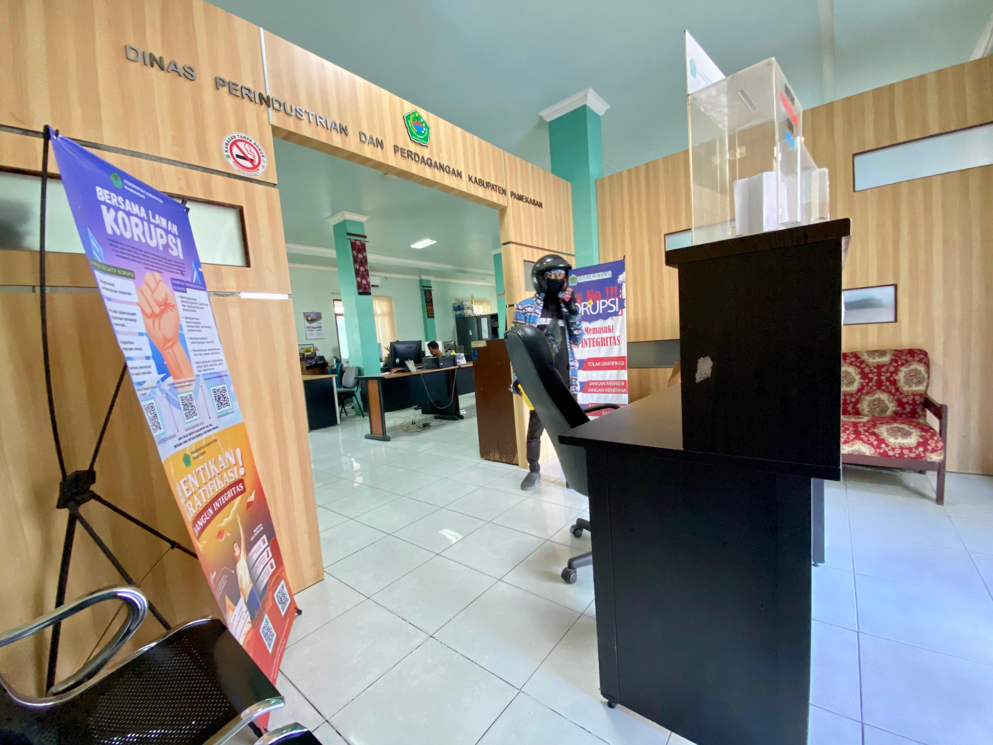 JAM NORMAL: Pegawai berada di Kantor Disperindag Pamekasan, Senin (7/7).&nbsp;
