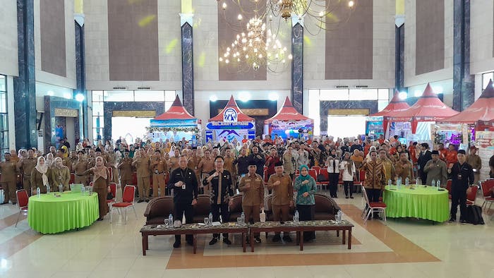 KOMPAK: Bupati Bangkalan Lukman Hakim dan Wabup Bangkalan Moch. Fauzan Ja&rsquo;far&nbsp;berfoto dengan peserta Expo Bangga Kencana di Gedung Rato Ebuh, Bangkalan, Selasa (7/7).