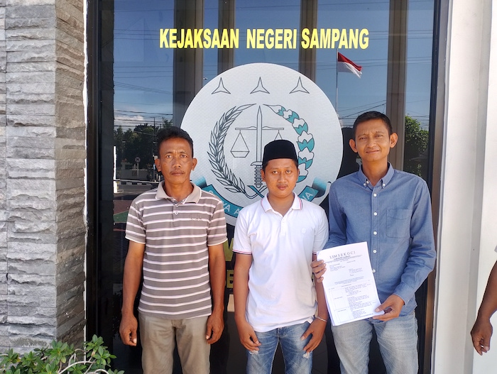 MENGADU: Anggota LSM Sekoci menunjukkan bukti laporan di Kejari Sampang, Minggu (6/7).&nbsp;